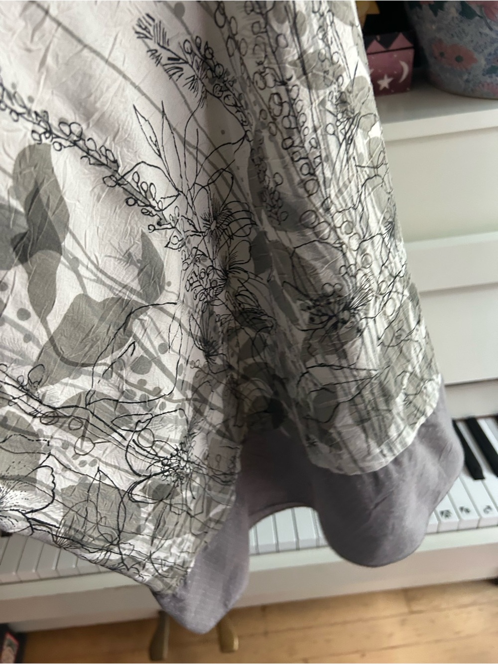 Point Zero Grey Ivory Floral A-Line Midi Skirt Size 7/8 - Picture 4 of 14